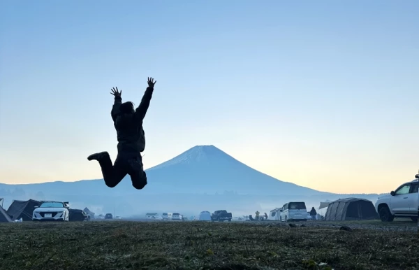 遠目でジャンプしている女性