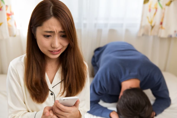 浮気してる証拠を気づいた女性と謝ってる男性